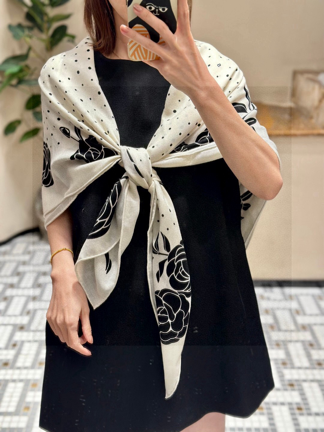 💟上新 ❤️ 

𝐂𝐡𝐚𝐧𝐞𝐥 •  ℕ𝕖𝕨《小香山茶花系列单品集》 黑色
Size：140*140cm