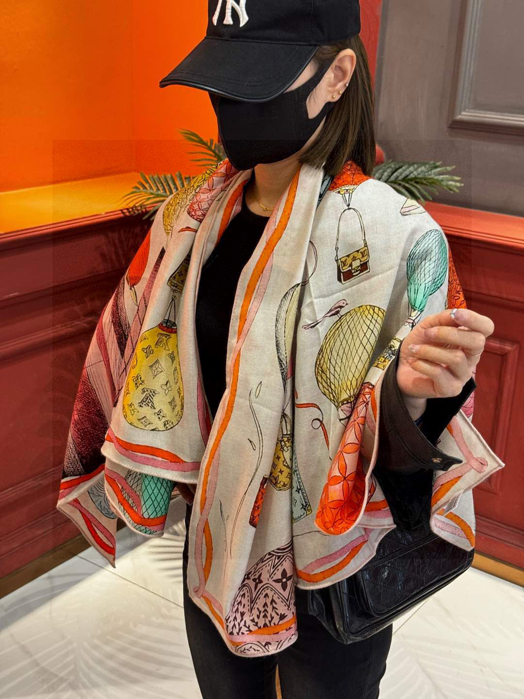 ❄【双面同色】原单Lv140cm丝绒方巾，《热气球》，本款方巾全新加入 U价🉐️ and Away 系列