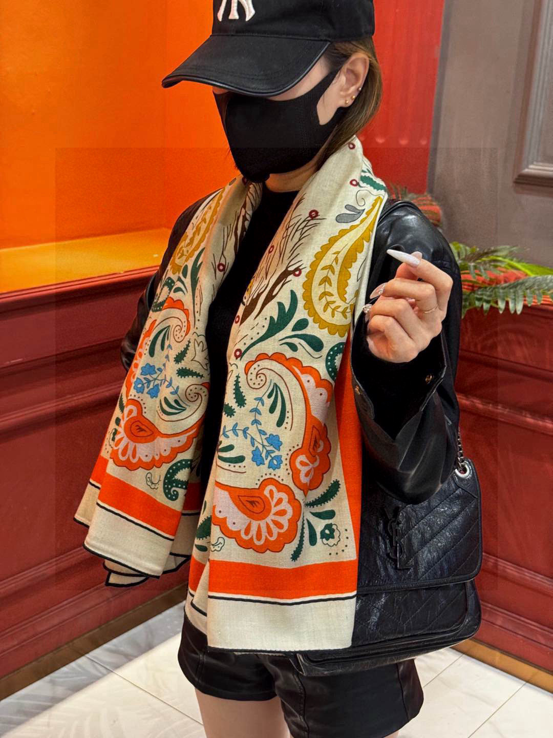   H珍藏版丛林之爱大方巾，双面同色 独一无二的品质！
这款大方巾巾采用山羊绒和真丝混纺面料制成，柔软轻