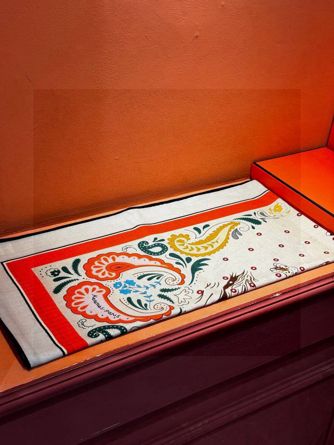   H珍藏版丛林之爱大方巾，双面同色 独一无二的品质！
这款大方巾巾采用山羊绒和真丝混纺面料制成，柔软轻