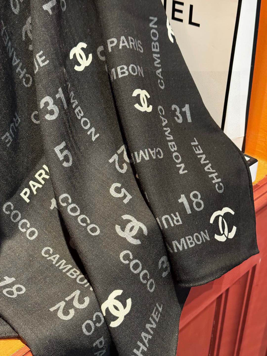 【升级双面同色 加密面料】 上新❤️ 
140*140台版印花  黑白二色 
 高级都市新贵！山茶花的再