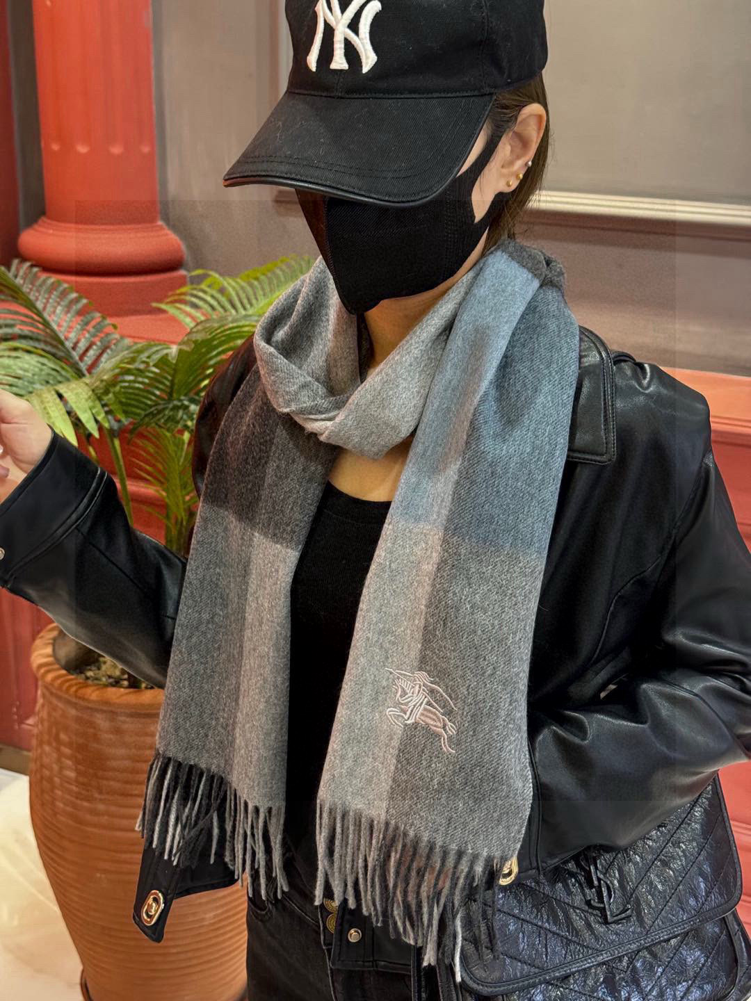   ✔️重磅推荐❗️巴宝莉 新品 ·情侣款 羊绒围巾❗️臻选上乘的山羊绒纤维，耗时耗力，再以清泉水浸泡涤