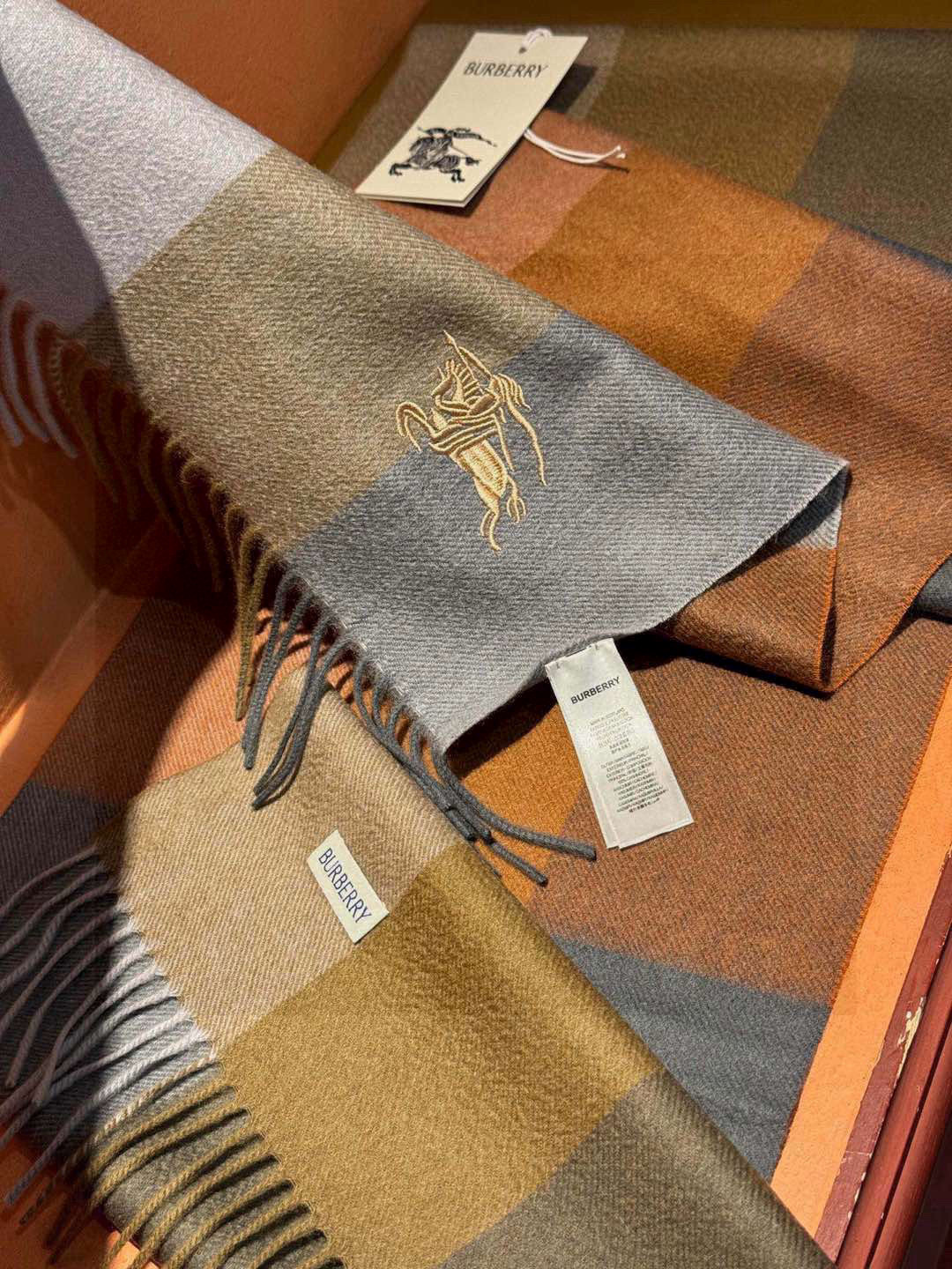   ✔️重磅推荐❗️巴宝莉 新品 ·情侣款 羊绒围巾❗️臻选上乘的山羊绒纤维，耗时耗力，再以清泉水浸泡涤