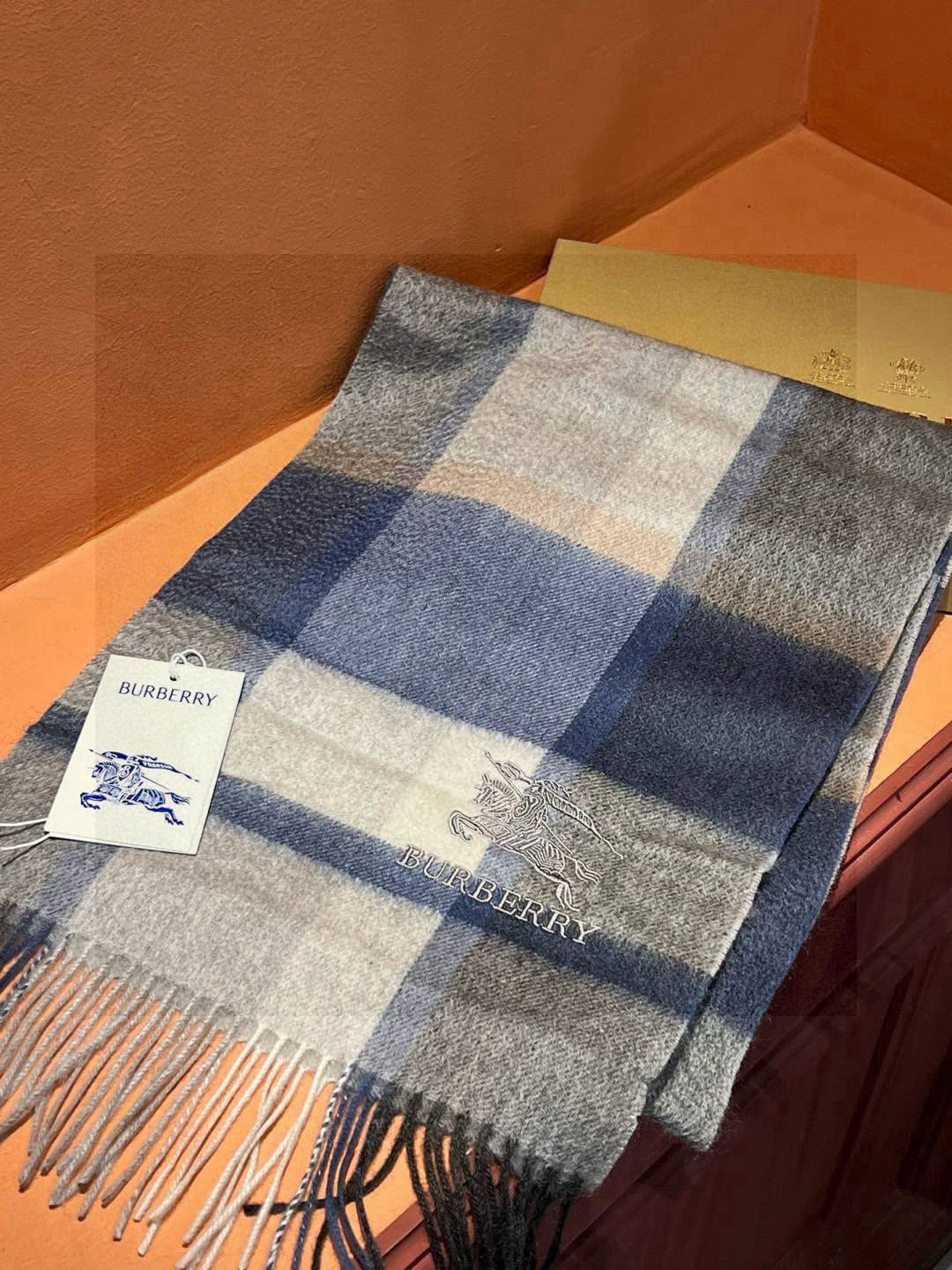   ✔️重磅推荐❗️巴宝莉 新品 ·情侣款 羊绒围巾❗️臻选上乘的山羊绒纤维，耗时耗力，再以清泉水浸泡涤