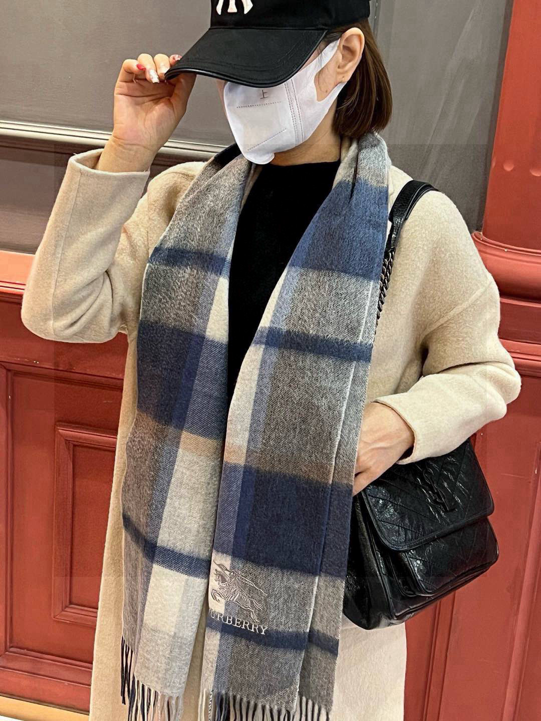   ✔️重磅推荐❗️巴宝莉 新品 ·情侣款 羊绒围巾❗️臻选上乘的山羊绒纤维，耗时耗力，再以清泉水浸泡涤