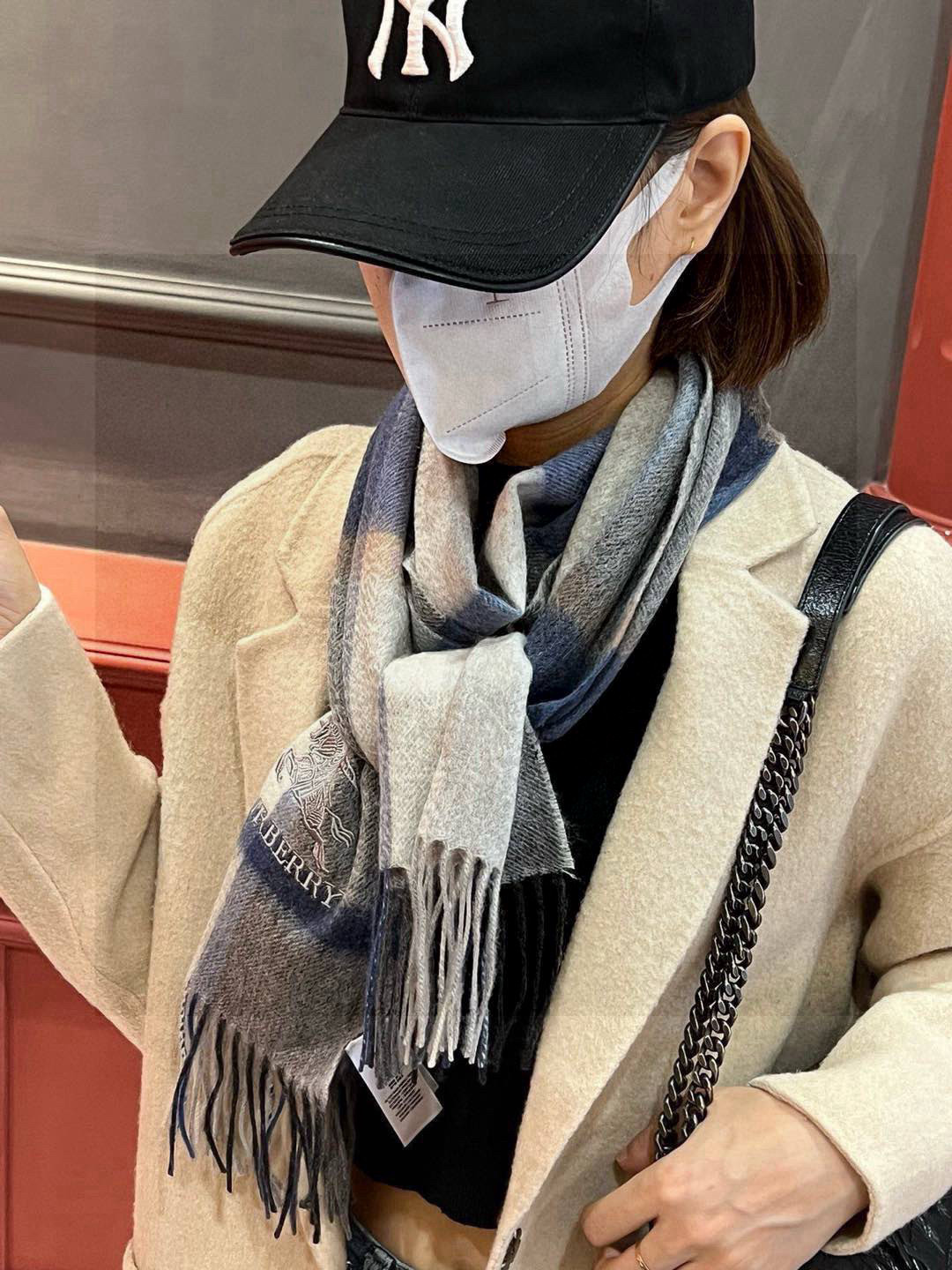   ✔️重磅推荐❗️巴宝莉 新品 ·情侣款 羊绒围巾❗️臻选上乘的山羊绒纤维，耗时耗力，再以清泉水浸泡涤