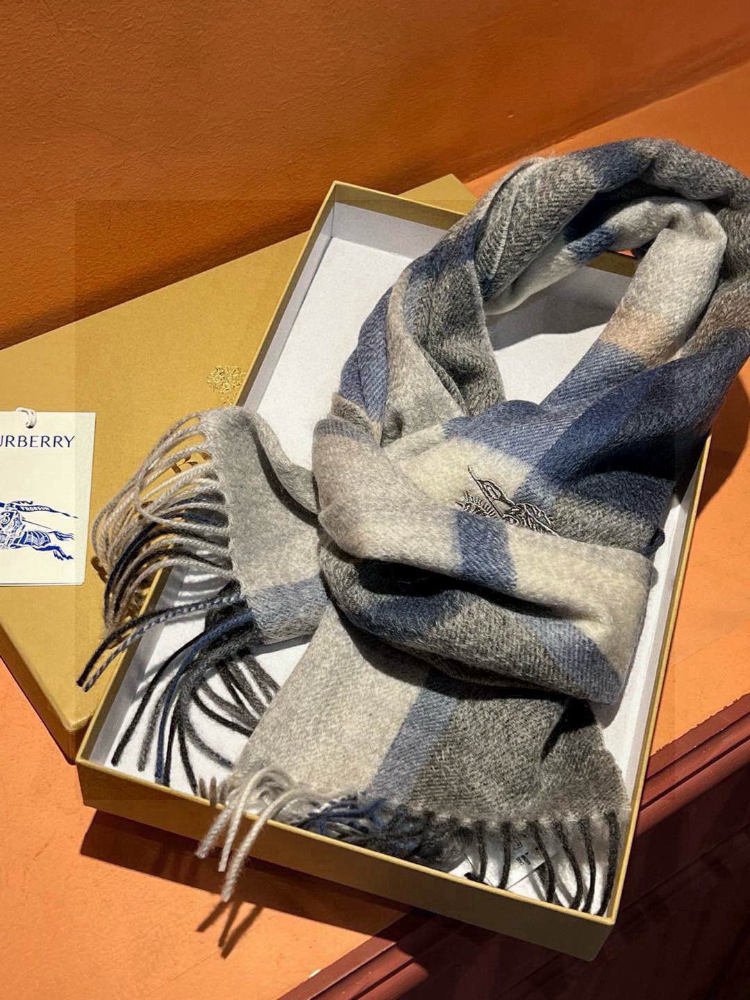   ✔️重磅推荐❗️巴宝莉 新品 ·情侣款 羊绒围巾❗️臻选上乘的山羊绒纤维，耗时耗力，再以清泉水浸泡涤