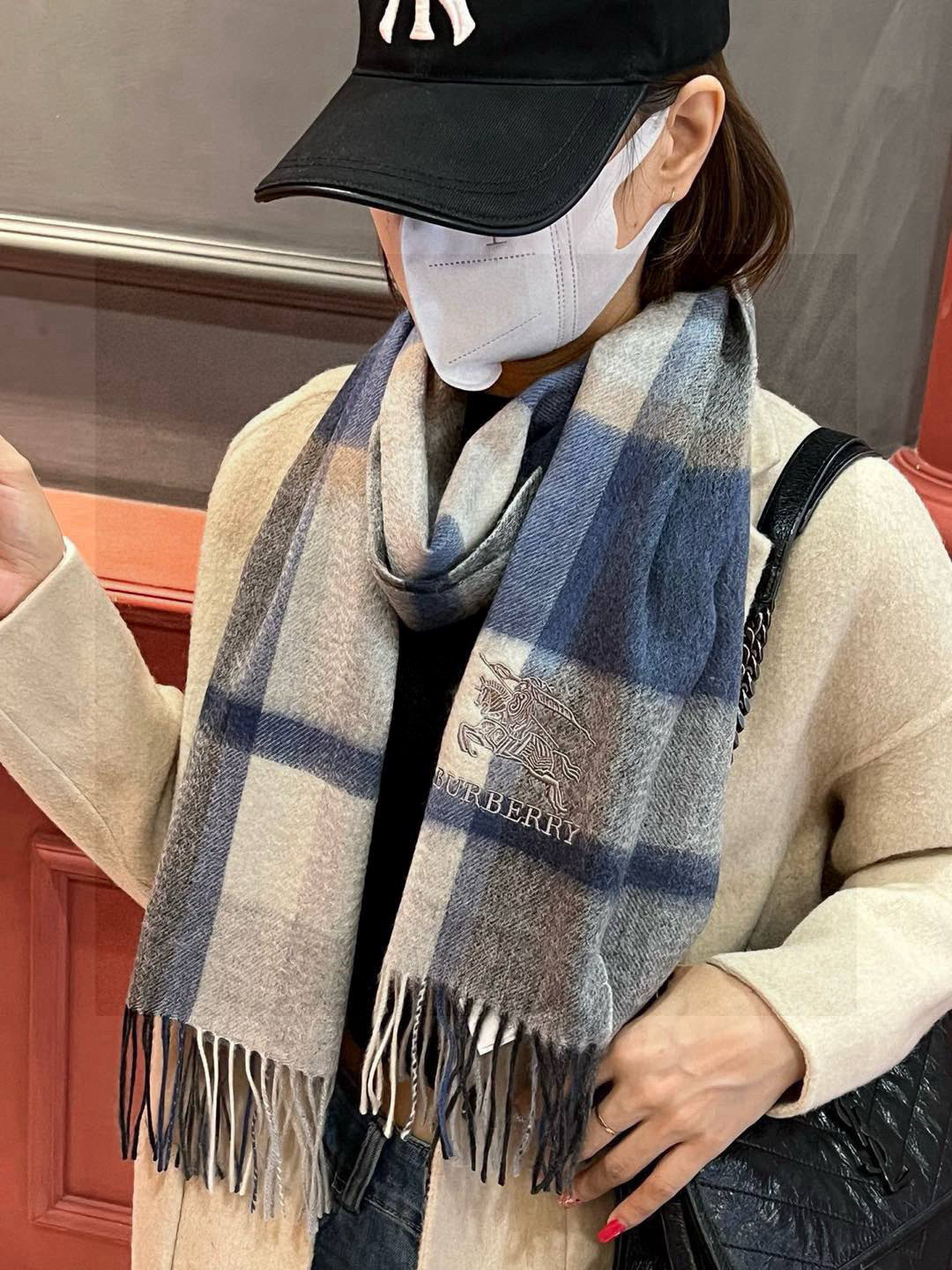   ✔️重磅推荐❗️巴宝莉 新品 ·情侣款 羊绒围巾❗️臻选上乘的山羊绒纤维，耗时耗力，再以清泉水浸泡涤