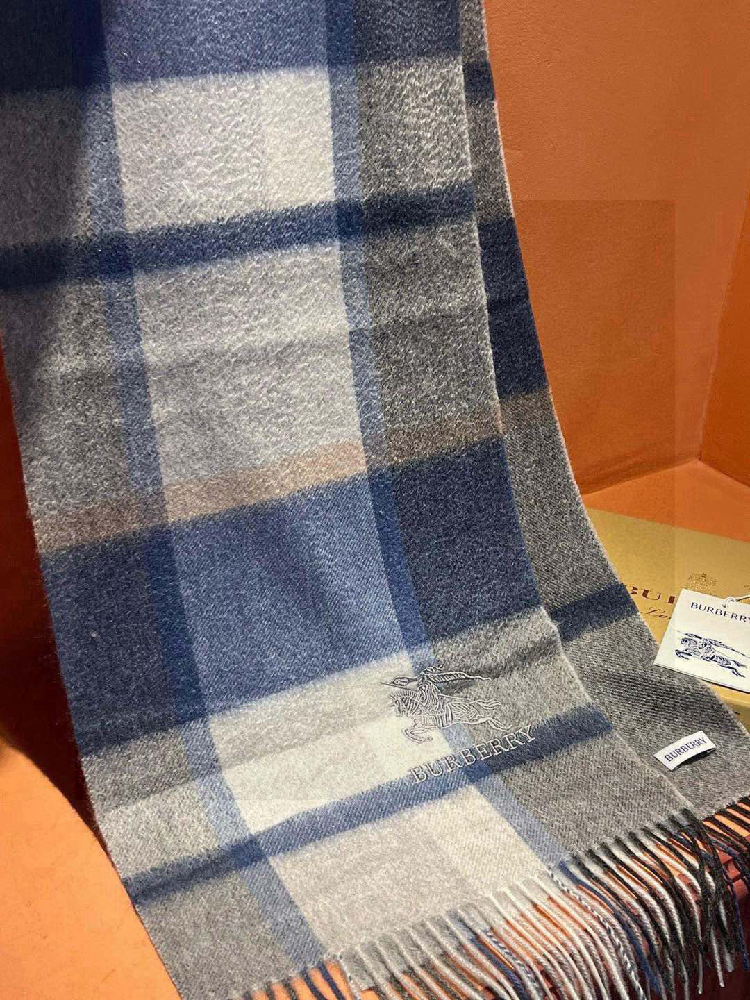   ✔️重磅推荐❗️巴宝莉 新品 ·情侣款 羊绒围巾❗️臻选上乘的山羊绒纤维，耗时耗力，再以清泉水浸泡涤