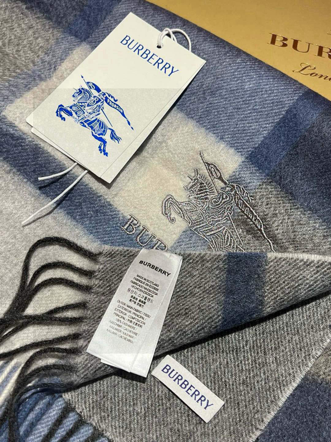   ✔️重磅推荐❗️巴宝莉 新品 ·情侣款 羊绒围巾❗️臻选上乘的山羊绒纤维，耗时耗力，再以清泉水浸泡涤
