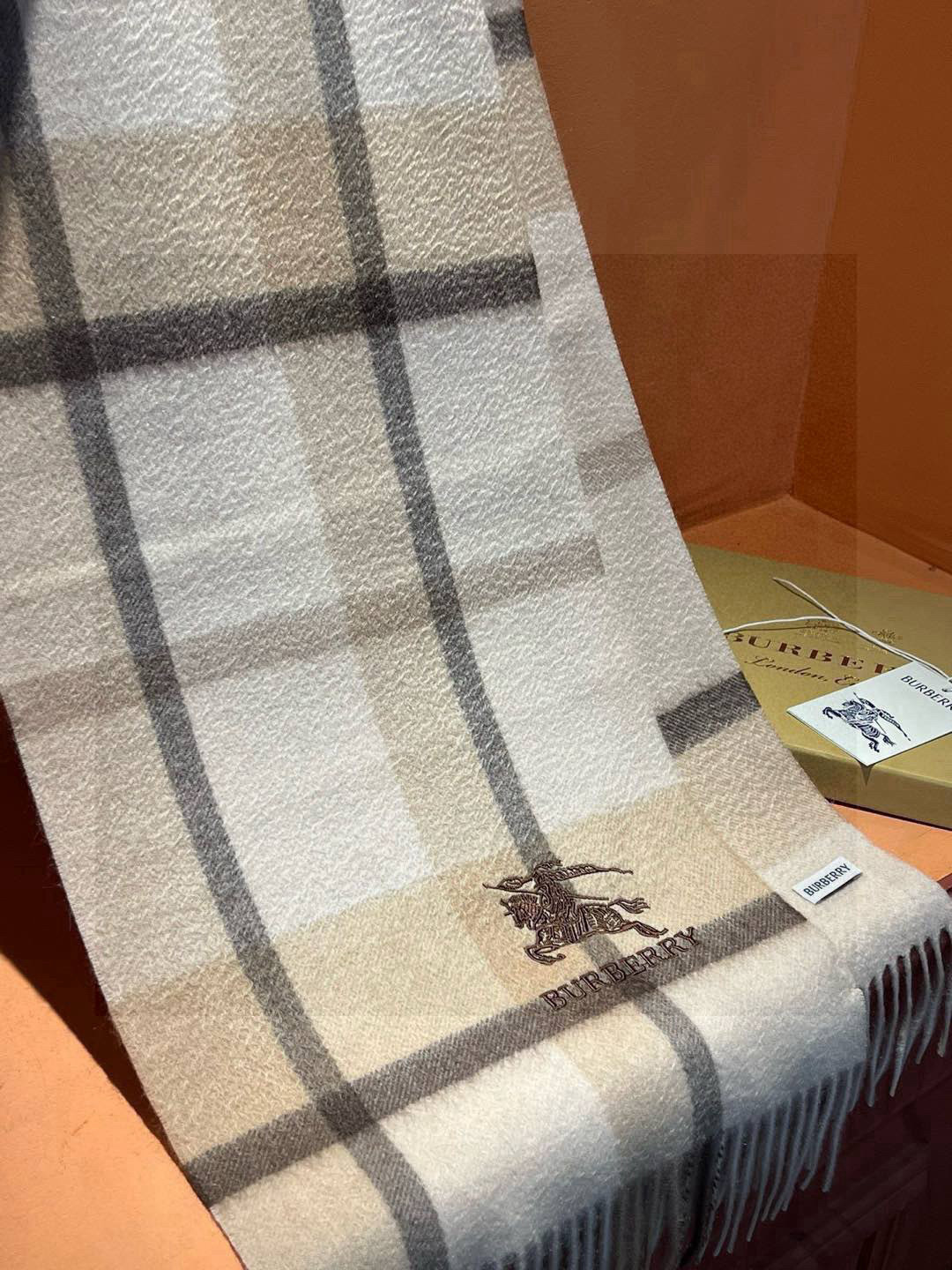   ✔️重磅推荐❗️巴宝莉 新品 ·情侣款 羊绒围巾❗️臻选上乘的山羊绒纤维，耗时耗力，再以清泉水浸泡涤