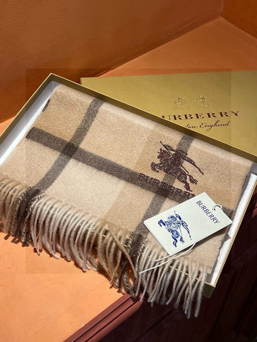   ✔️重磅推荐❗️巴宝莉 新品 ·情侣款 羊绒围巾❗️臻选上乘的山羊绒纤维，耗时耗力，再以清泉水浸泡涤