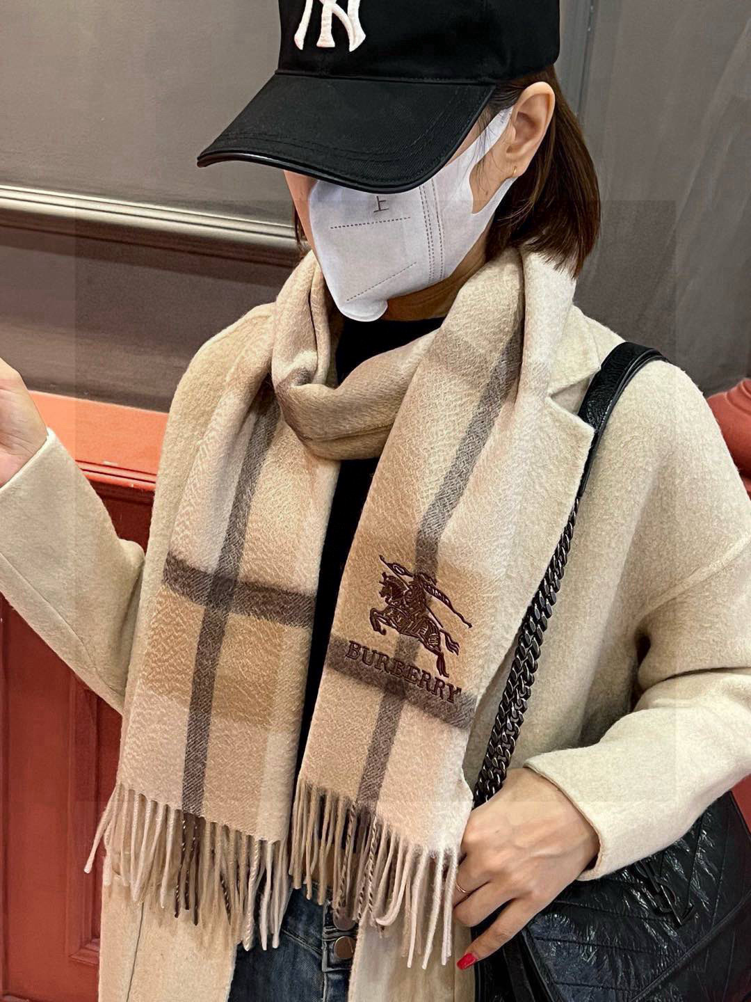   ✔️重磅推荐❗️巴宝莉 新品 ·情侣款 羊绒围巾❗️臻选上乘的山羊绒纤维，耗时耗力，再以清泉水浸泡涤
