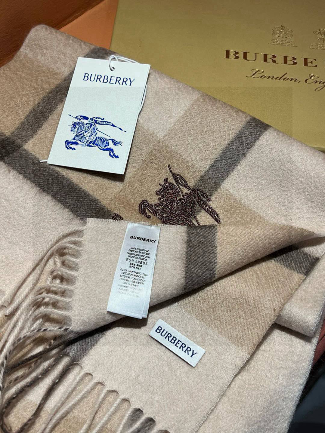   ✔️重磅推荐❗️巴宝莉 新品 ·情侣款 羊绒围巾❗️臻选上乘的山羊绒纤维，耗时耗力，再以清泉水浸泡涤