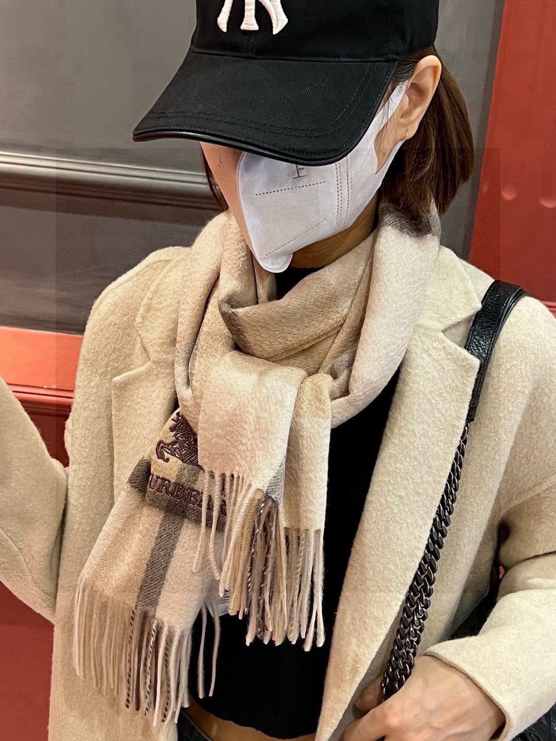   ✔️重磅推荐❗️巴宝莉 新品 ·情侣款 羊绒围巾❗️臻选上乘的山羊绒纤维，耗时耗力，再以清泉水浸泡涤