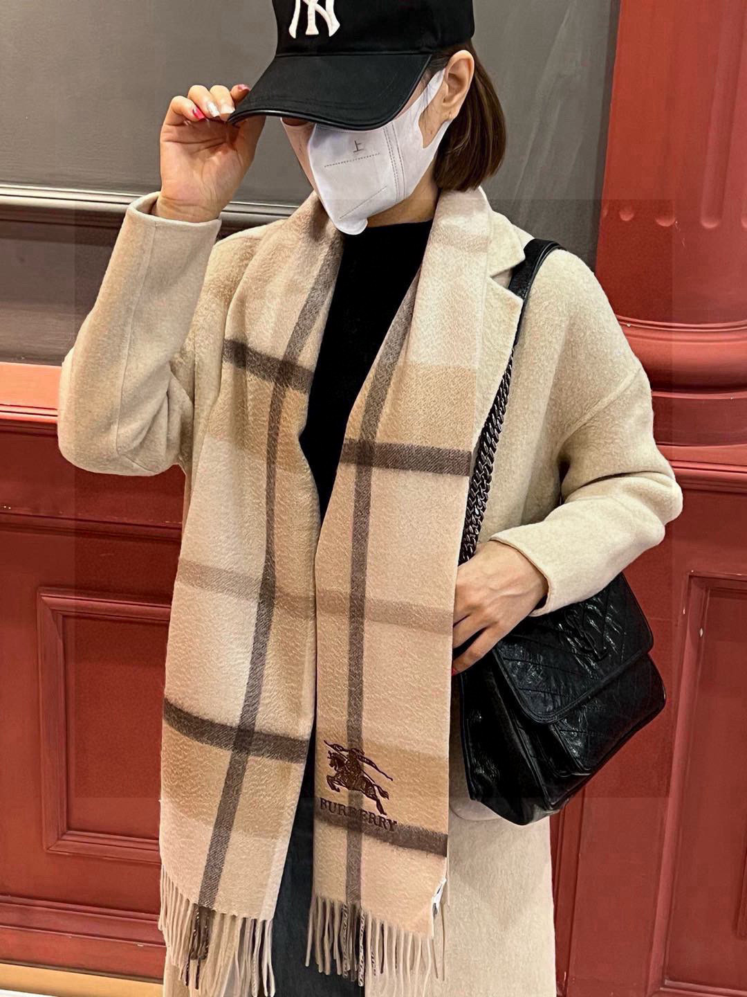   ✔️重磅推荐❗️巴宝莉 新品 ·情侣款 羊绒围巾❗️臻选上乘的山羊绒纤维，耗时耗力，再以清泉水浸泡涤