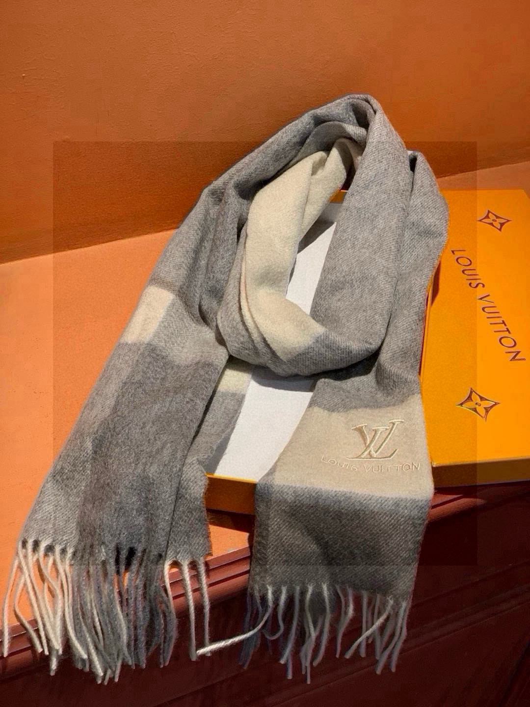   ✔️重磅推荐❗️LV 新品 ·情侣款 羊绒围巾❗️臻选上乘的山羊绒纤维，耗时耗力，再以清泉水浸泡涤荡