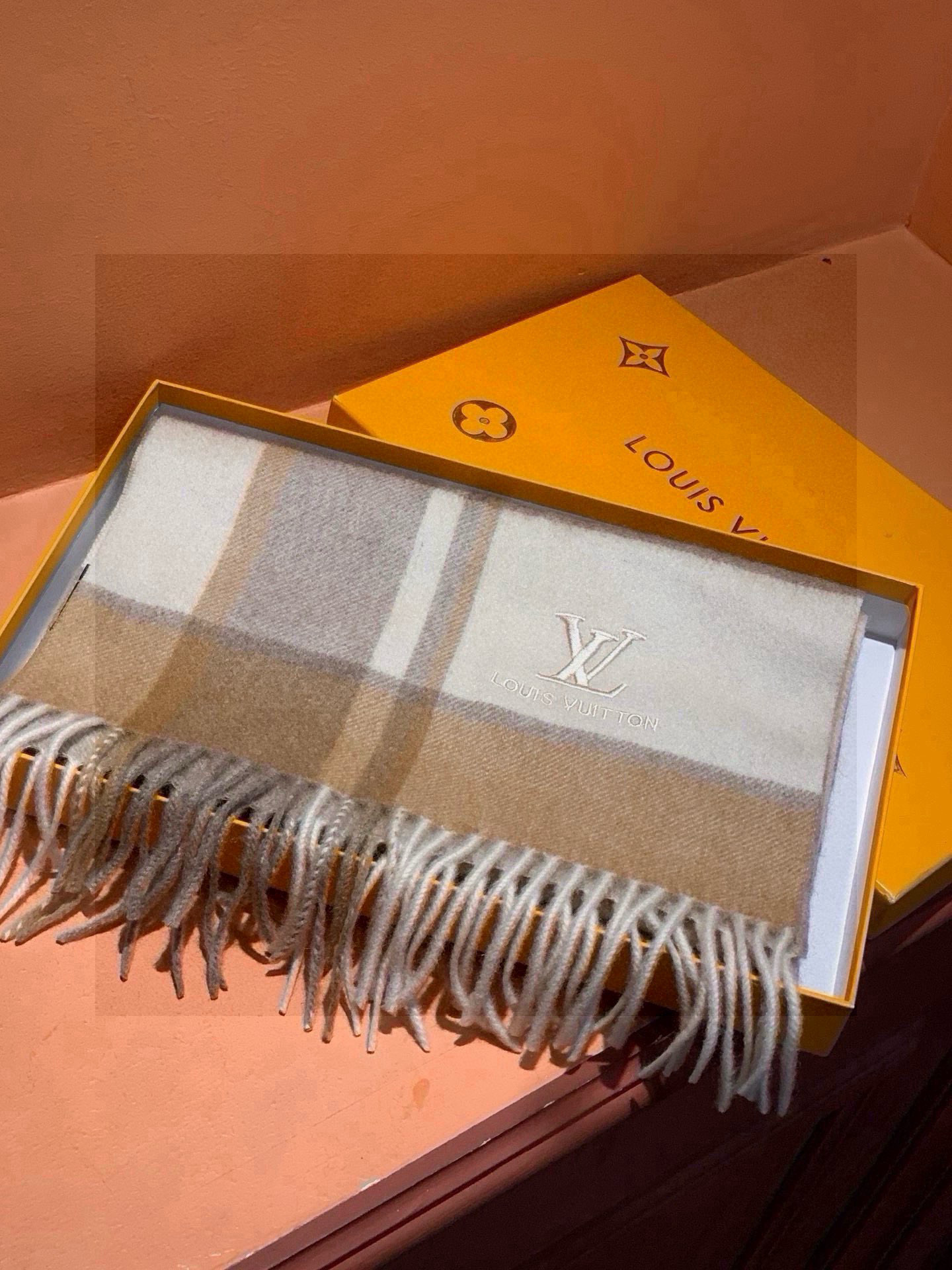   ✔️重磅推荐❗️LV 新品 ·情侣款 羊绒围巾❗️臻选上乘的山羊绒纤维，耗时耗力，再以清泉水浸泡涤荡