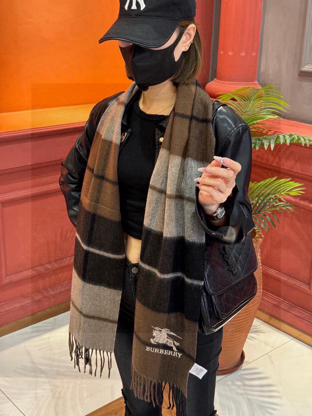   ✔️重磅推荐❗️巴宝莉 新品 ·情侣款 羊绒围巾❗️臻选上乘的山羊绒纤维，耗时耗力，再以清泉水浸泡涤