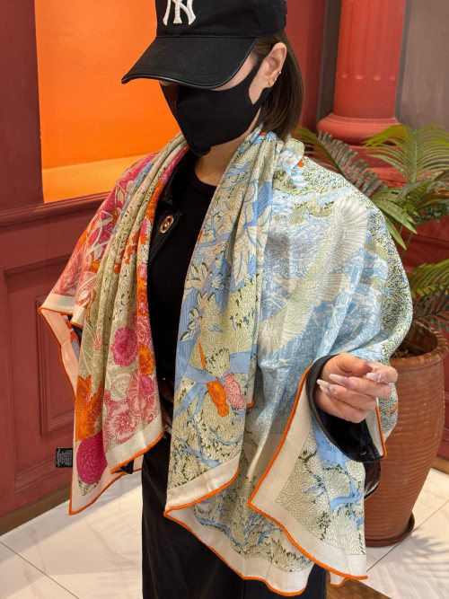 Hermes Reversible Silk-Cashmere Shawl: Luxurious Warmth & Style - 140cm x 140cm 1 Hermes Reversible Silk-Cashmere Shawl: Luxurious Warmth & Style – 140cm x 140cm
