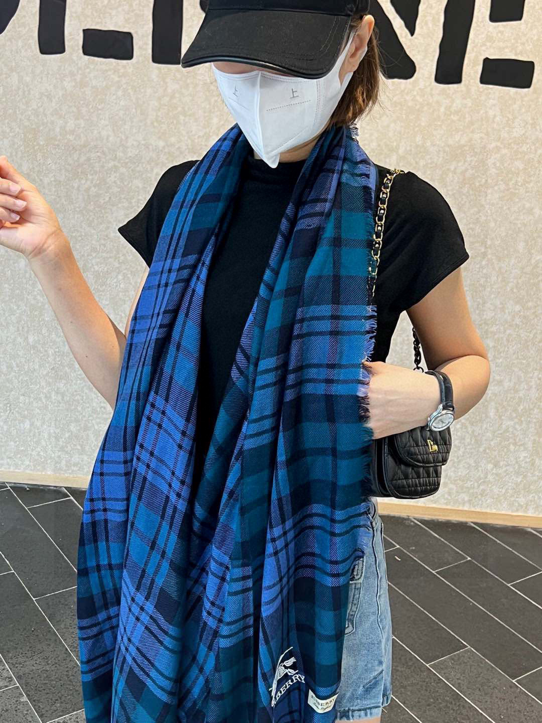 NO:337678,[Burberry]...Embroidered war horse imported Nepal cashmere top embroidered scarf...High-end products...Absolutely screaming quality...Top design models of fashion brands...You will understand that the processing of top craftsmanship is the screaming highlight of this model..There are only a few foreign counters in stock, which is really rare..Nepal imported wool high-version scarf, high-version scarf, burberry19860909【巴宝莉】...刺绣战马进口尼泊尔羊绒顶级刺绣围巾....高尖端产物...绝对令人尖叫的品质...时尚大牌的顶尖设计款..拿到手你就会明白顶级工艺的处理是此款令人尖叫的亮点秋冬必备的高端精品..此款目前只有国外几个专柜有货真的是臻品罕见..尼泊尔进口羊毛高版本围巾,高版本围巾,burberry,scarf