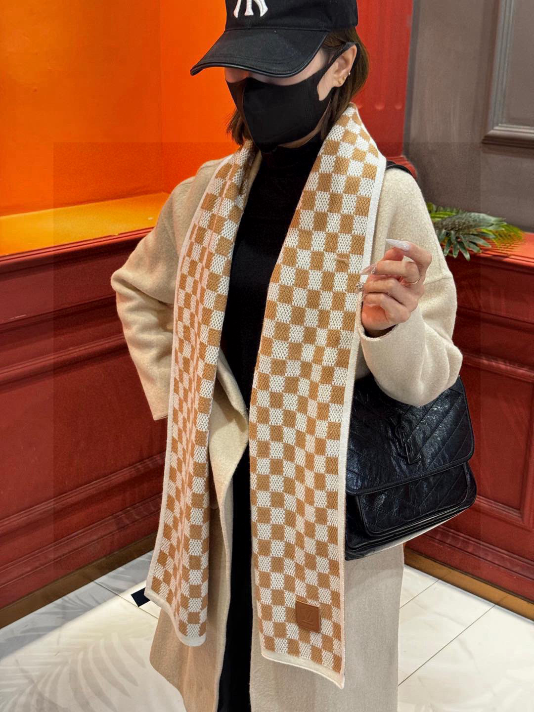 NO:337711,Top original version, praise the high-end men's model~ The super soft and soft men's cashmere scarf L home ZG is on sale at the same time, this price is really invincible and value!  My mother's price feedback~ I bought a very honest men's scarf at L's house~ The fabric is awesome, the double-sided cashmere yarn is really clear and clean, and the velvet feels really super comfortable when you hold it in your hand!  Very soft and manly style, the upper body effect is invincible, beautiful, elegant and simple, can be surrounded on both sides, any boy will like it, it has a texture but not ostentatious process, has been fascinated by the texture of the fabric and contrasting colors many times during the photo shoot. The presbyopia is very delicately embellished, with a texture but not ostentatious~ The tail is a little bit more beneficial to everyone~ The feel is very soft and comfortable, medium thickness, a very affectionate style~ The classic men's 35cm wide cashmere scarf for men and women, cashmere, specifications 35*180cm with formal wear or casual wear are very suitable ~ Folding or circling are perfect, gentlemanly stylish~ Warm and high-end scarf, high-end scarf, louis vuitton19860909顶级原版 怒赞推荐高端男士款~超级无敌软糯的男士羊绒围巾L家ZG同步在售,这个价格真的无敌超值！亲妈价格回馈~买到绝对值L家非常正的男士围巾~面料大爱,双面的羊绒纱线真的清晰干净,握在手里绒感真的超级无敌舒服！非常柔软很Man的风格,上身效果无敌好看大气简约,两面都可以围,任何男生都会喜欢的款吧,有质感不张扬拍照过程中已经多次被面料质感和撞色的效果迷倒.老花非常精致的点缀,有质感不张扬~尾单余一丢丢福利大家~手感非常柔软舒服中等厚度,非常亲脖子的一款~经典男士的35cm宽羊绒围巾男女通用款式,羊绒,规格35*180cm搭配正装或者搭配休闲装都很合适~对折挂围或者绕圈围都完全可以,绅士有型~有温度的风度高版本围巾,高版本围巾,louis vuitton,scarf