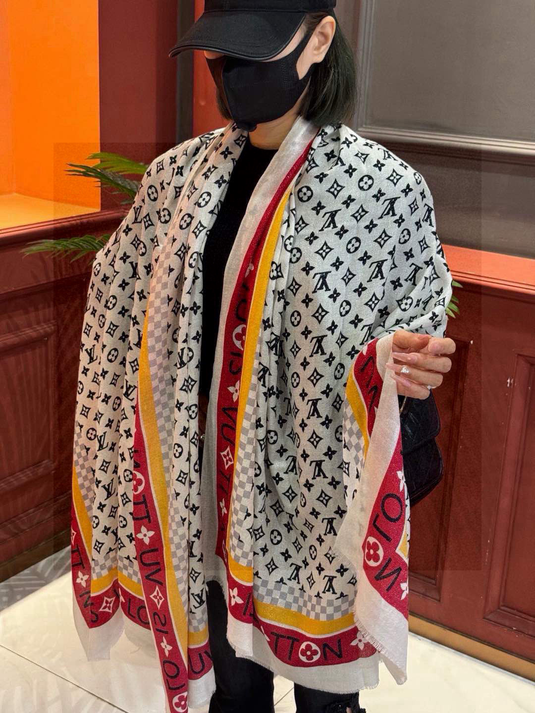 NO:337753,The shiny scarf silver silk cashmere long scarf counter synchronization is truly praised by Donkeys [L letters and pattern long scarf] Louis Vuitton classic Monogram pattern with colored borders adds a gorgeous style. It is highly recommended that the size is not big or small, especially easy to match. The quality is super easy to get. The high-end quality will be understood by hand. The high-end details are what you see and what you get is the heavy and huge VIP customers must enter Recommended size 110*200cm cashmere high-version scarf, high-version scarf, louis vuitton, louis vuitton, louis vuitton, louis vuitton19860909会发光发亮的围巾银丝羊绒长巾专柜同步真心赞驴家【L字母与花纹长巾】路易威登经典 Monogram 图案搭配彩色边框再添华美格调.强烈推荐手慢无这个size不大不小特别好搭配,品质超级好拿到手就会懂的高端品质,高端细节所见即所得重磅巨献VIP客户必入推荐尺寸110*200cm羊绒高版本围巾,高版本围巾,louis vuitton,louis vuitton,louis vuitton,scarf