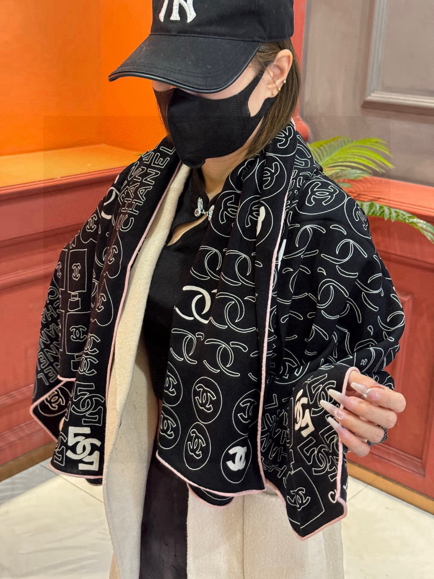 NO:337704,New 【Chanel】 Classic camellia elegant Coco style, Chanel's latest diamond velvet scarf~ The temperament is in the bones, the fabric of the new season of Grandma is super high-end, really soft, smooth, and very tough. It is not easy to be easily hooked!  The new series released this year~ is really beautiful with this design. Chanel's silk scarf is definitely a representative of elegance. A small fragrance of silk scarf will give you the best match!  !  Must-in!  The upper body effect is so elegant and elegant, very lively. The layers are elegant and elegant. The gorgeous and elegant feeling of the celebrity layered. The pattern is dotted diamond pattern design~ the lines are more textured, and the powder must be 140*140cm in size. The upper body effect is really beautiful (it is more touching when paired with clothing, shoes and bags)!  The real thing is definitely more beautiful!  Classic black and white high-version scarf, high-version scarf, chanel, chanel19860909 上新【Chanel】 经典茶花优雅Coco风,Chanel最新菱格丝绒大方巾~气质到骨子里,香奶奶新一季的面料超高级,真心超级柔软,丝丝顺滑,韧性很强 不容易被轻易勾丝！今年新出的系列~真的被这样的设计美到,香奈儿家的丝巾绝对是优雅的代表,一条小香的丝巾,给你最好的搭配！！ 必入！上身效果简直优雅气质到不行,非常灵动.层次优雅质感.层层叠叠出醒目而不张扬的华丽名媛感,图案是虚线菱格纹设计~线条感更显质感,香粉必入 140*140cm 的尺寸,上身效果真的不用多说的美(搭配服饰鞋包更有感觉)！实物绝对更美！经典黑白色 高版本围巾,高版本围巾,chanel,chanel,scarf