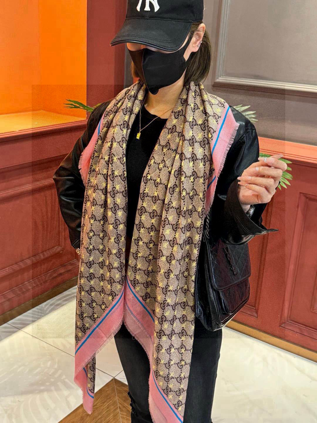    ✨✨GUCCI新款！ 印花工艺  稀疏层次设计  配以精美  真心特别  上身简直了‼️ 围着不说