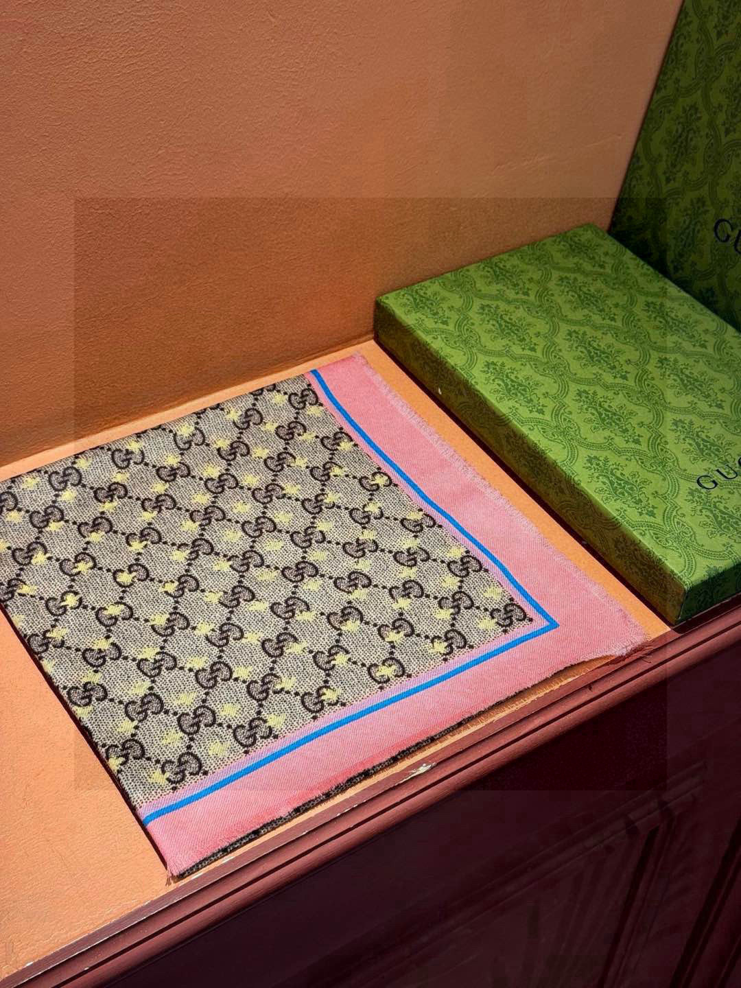    ✨✨GUCCI新款！ 印花工艺  稀疏层次设计  配以精美  真心特别  上身简直了‼️ 围着不说