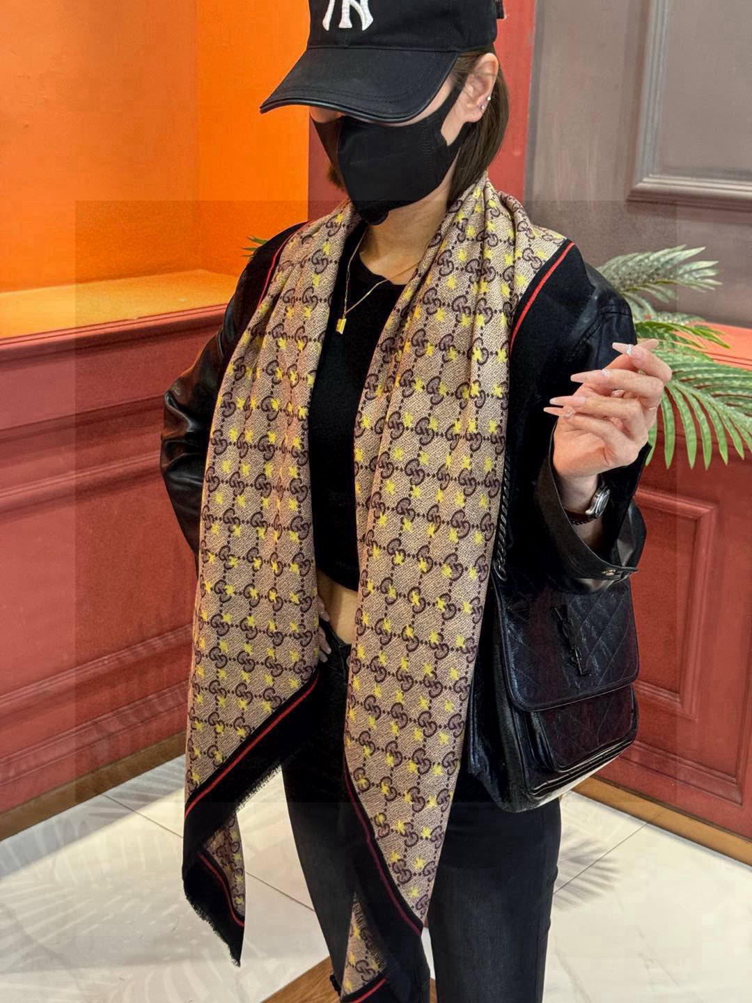   ✨✨GUCCI新款！ 印花工艺  稀疏层次设计  配以精美  真心特别  上身简直了‼️ 围着不说