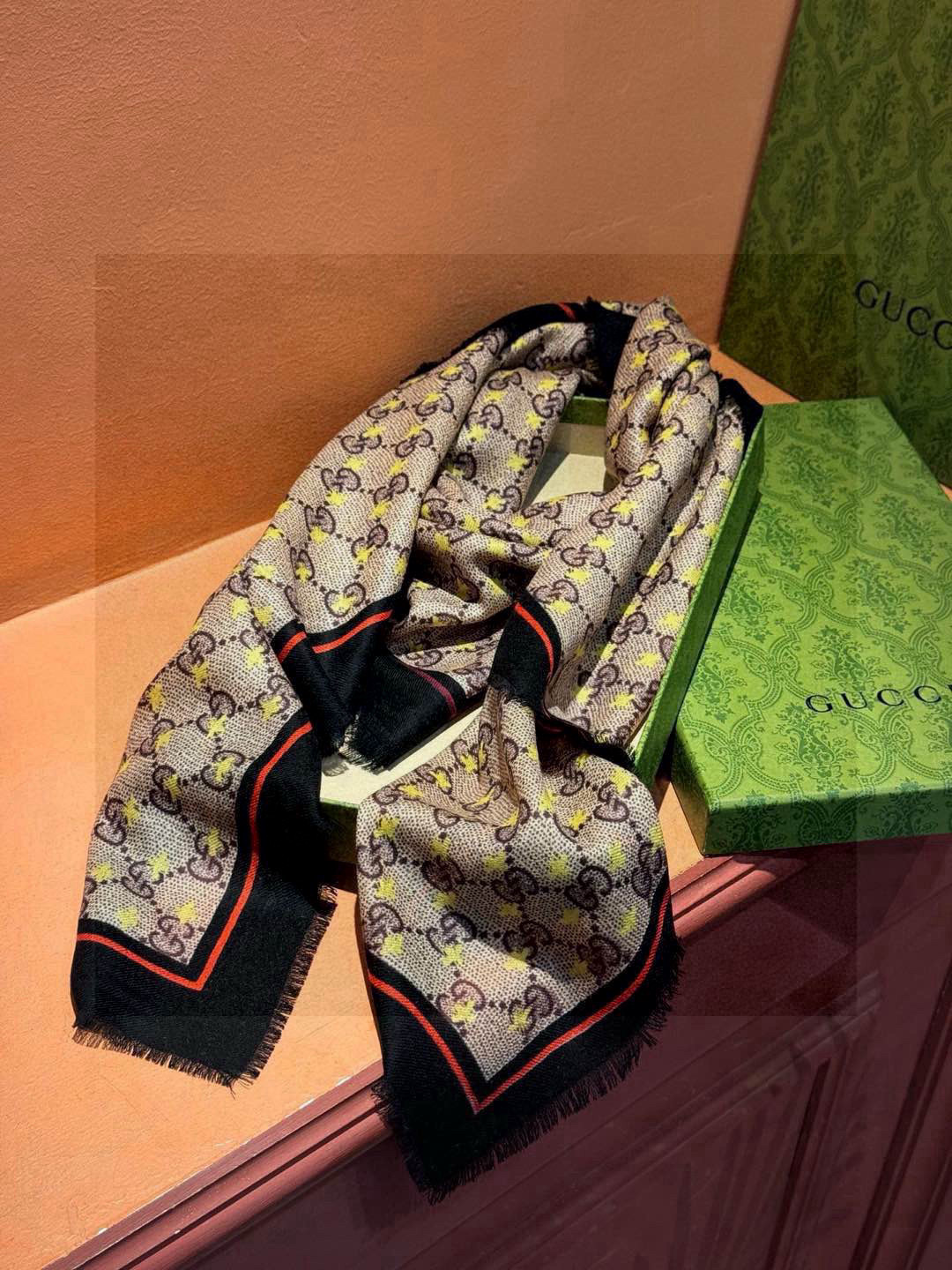    ✨✨GUCCI新款！ 印花工艺  稀疏层次设计  配以精美  真心特别  上身简直了‼️ 围着不说