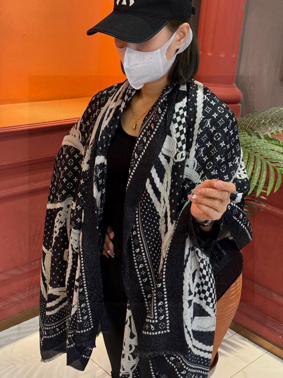  【会发光发亮的围巾】LV银丝羊绒材质❗️轻奢感十足👸 🌺专柜新款🌟面料追求造型，手感挺括，高端设计师配