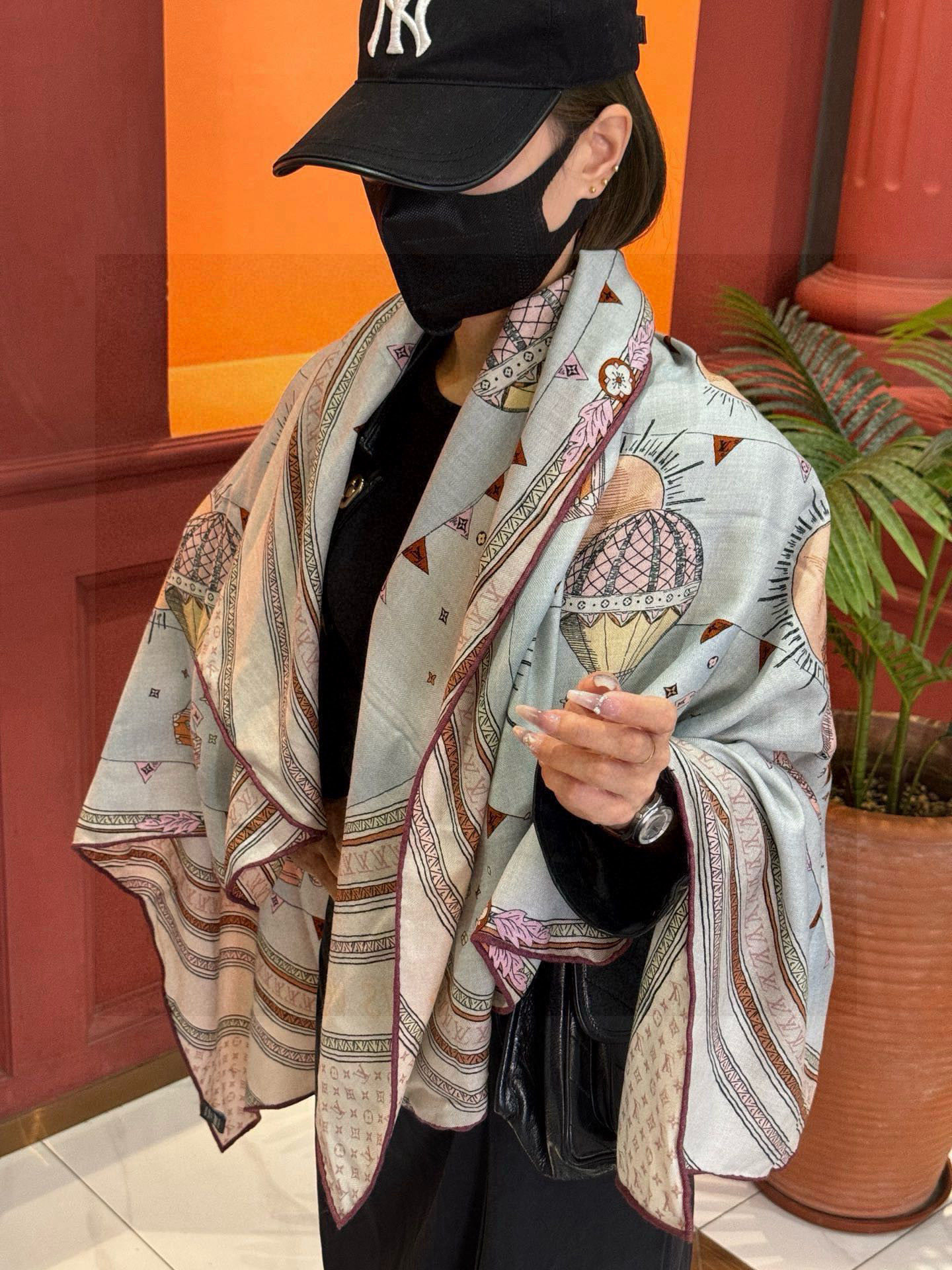 ❄【双面同色】原单Lv140cm丝绒方巾,《热气球》,本款方巾全新加入 U价🉐️ and Away 系列