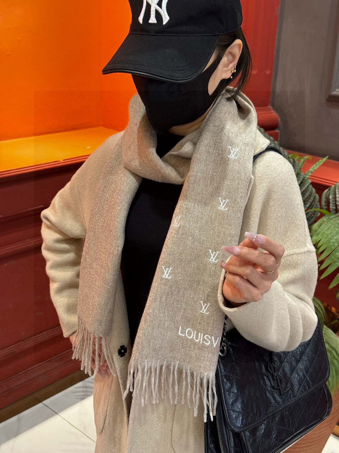   【LV】官网新款 情侣款 巴黎时装展双面羊绒围巾！采用蒙古高原细羊绒！手感满满地都是细腻的绒毛！这个