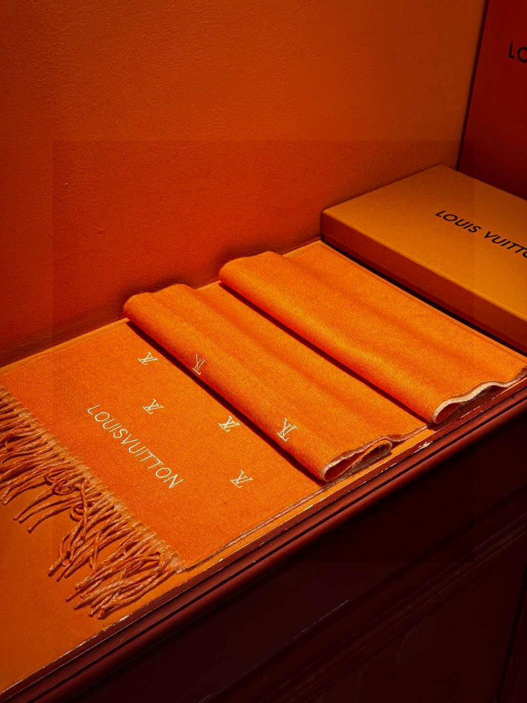   【LV】官网新款 情侣款 巴黎时装展双面羊绒围巾！采用蒙古高原细羊绒！手感满满地都是细腻的绒毛！这个
