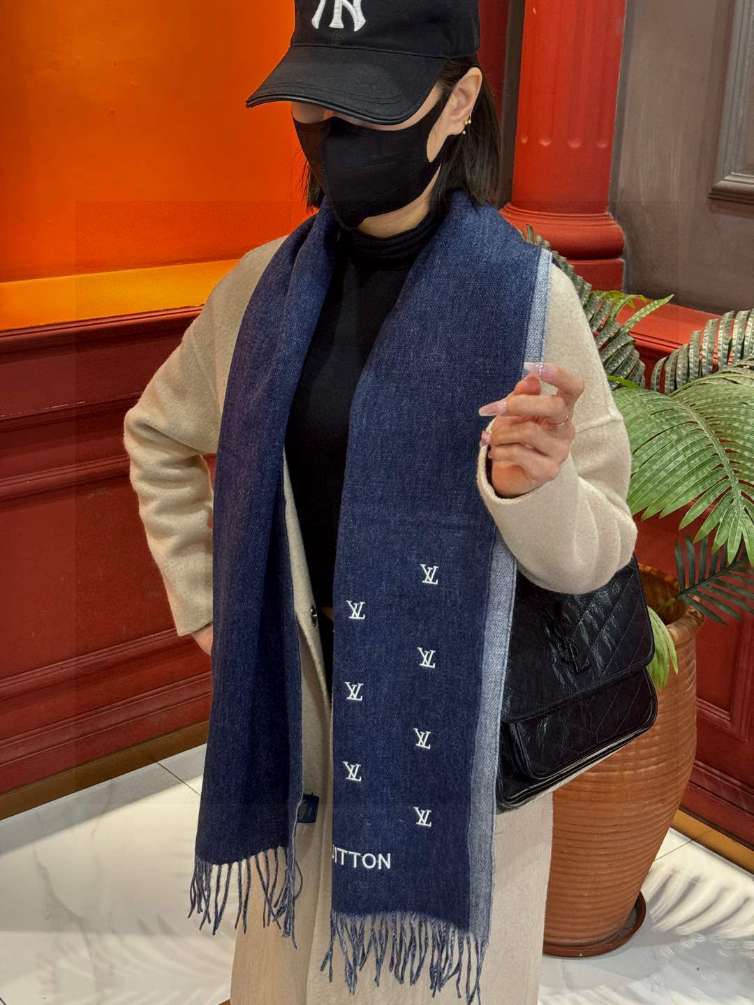   【LV】官网新款 情侣款 巴黎时装展双面羊绒围巾！采用蒙古高原细羊绒！手感满满地都是细腻的绒毛！这个