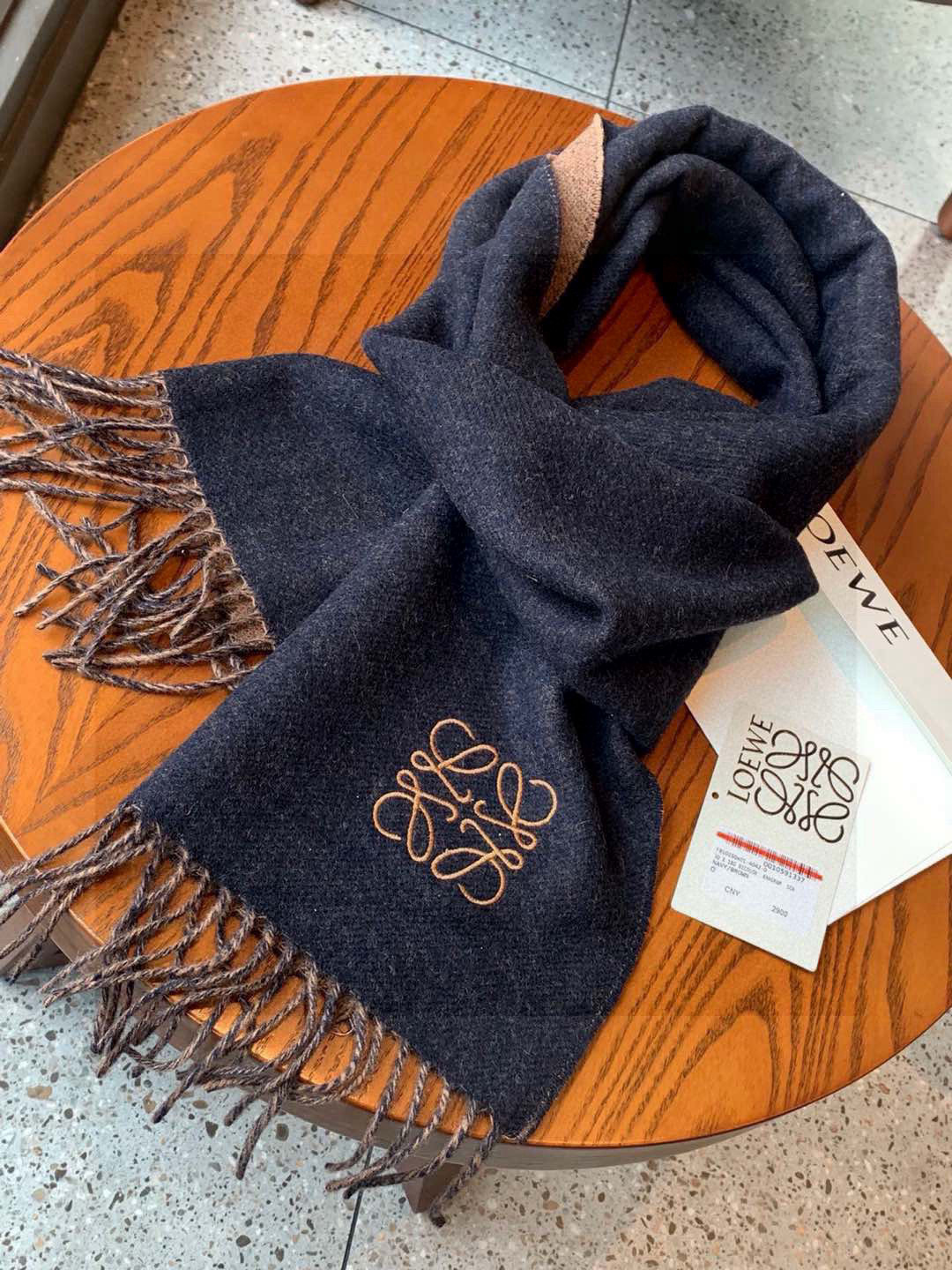 没见过吧,很少有人在柜里见过这条围巾😳当时发售的时候内地给的就特别少,原版是客户在日本中古店买到的