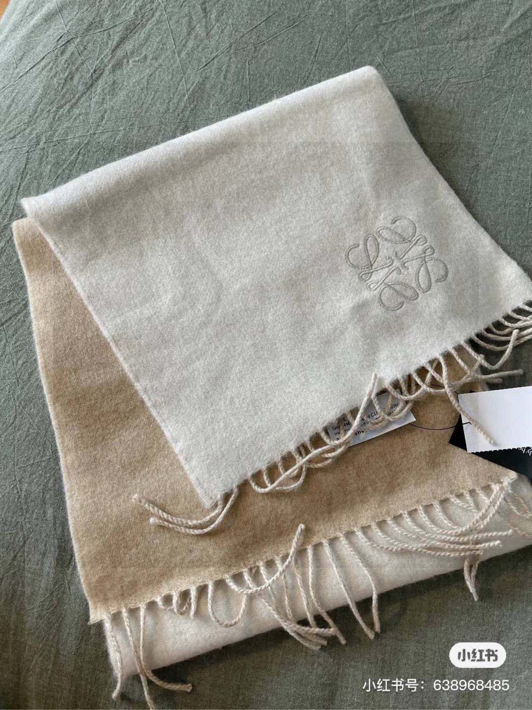 没见过吧,很少有人在柜里见过这条围巾😳当时发售的时候内地给的就特别少,原版是客户在日本中古店买到的