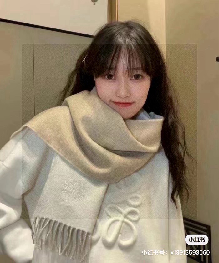 没见过吧,很少有人在柜里见过这条围巾😳当时发售的时候内地给的就特别少,原版是客户在日本中古店买到的