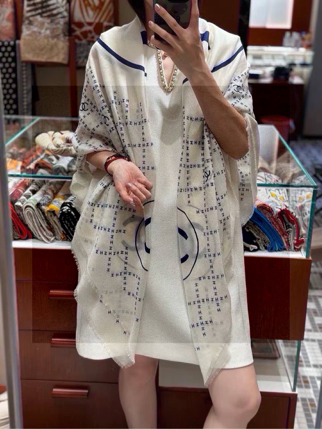  新款💖💖💃🏻💃🏻小香【双C标志网格方巾140】须边羊绒方巾‼️抢‼️VIP推荐 ‼️👍下手一定要快【高