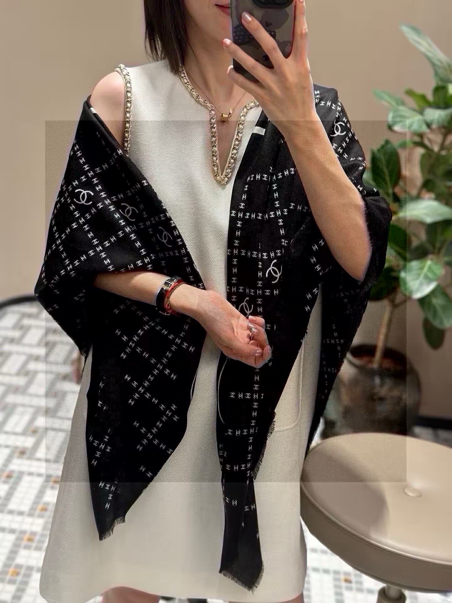  新款💖💖💃🏻💃🏻小香【双C标志网格方巾140】须边羊绒方巾‼️抢‼️VIP推荐 ‼️👍下手一定要快【高