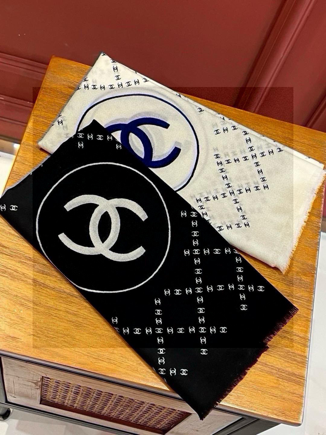  新款💖💖💃🏻💃🏻小香【双C标志网格方巾140】须边羊绒方巾‼️抢‼️VIP推荐 ‼️👍下手一定要快【高