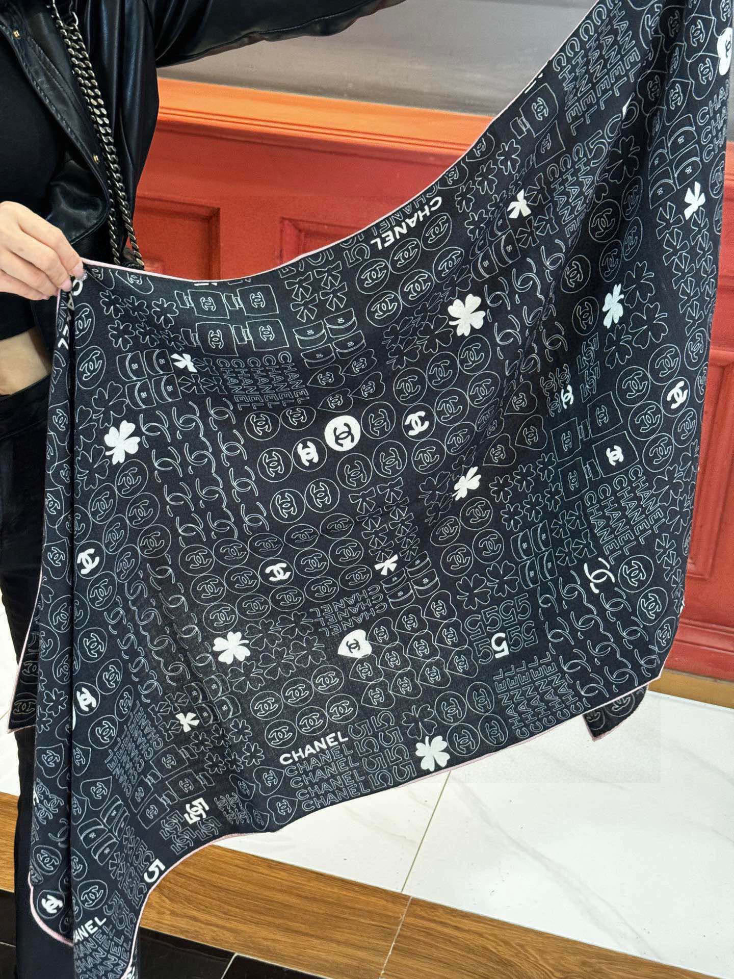 上新❤️
【Chanel】
经典茶花优雅Coco风,Chanel最新菱格丝绒大方巾~气质到骨子里,