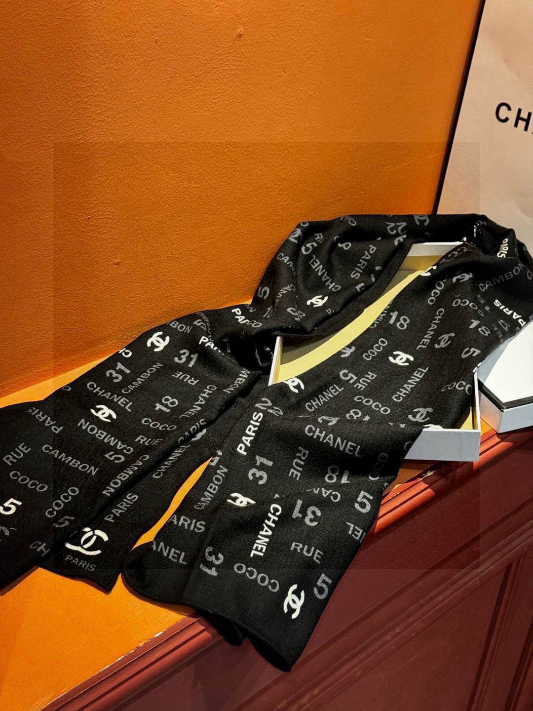 上新❤️
【2025Chanel】
经典茶花优雅Coco风,Chanel最新菱格丝绒大方巾~气质到