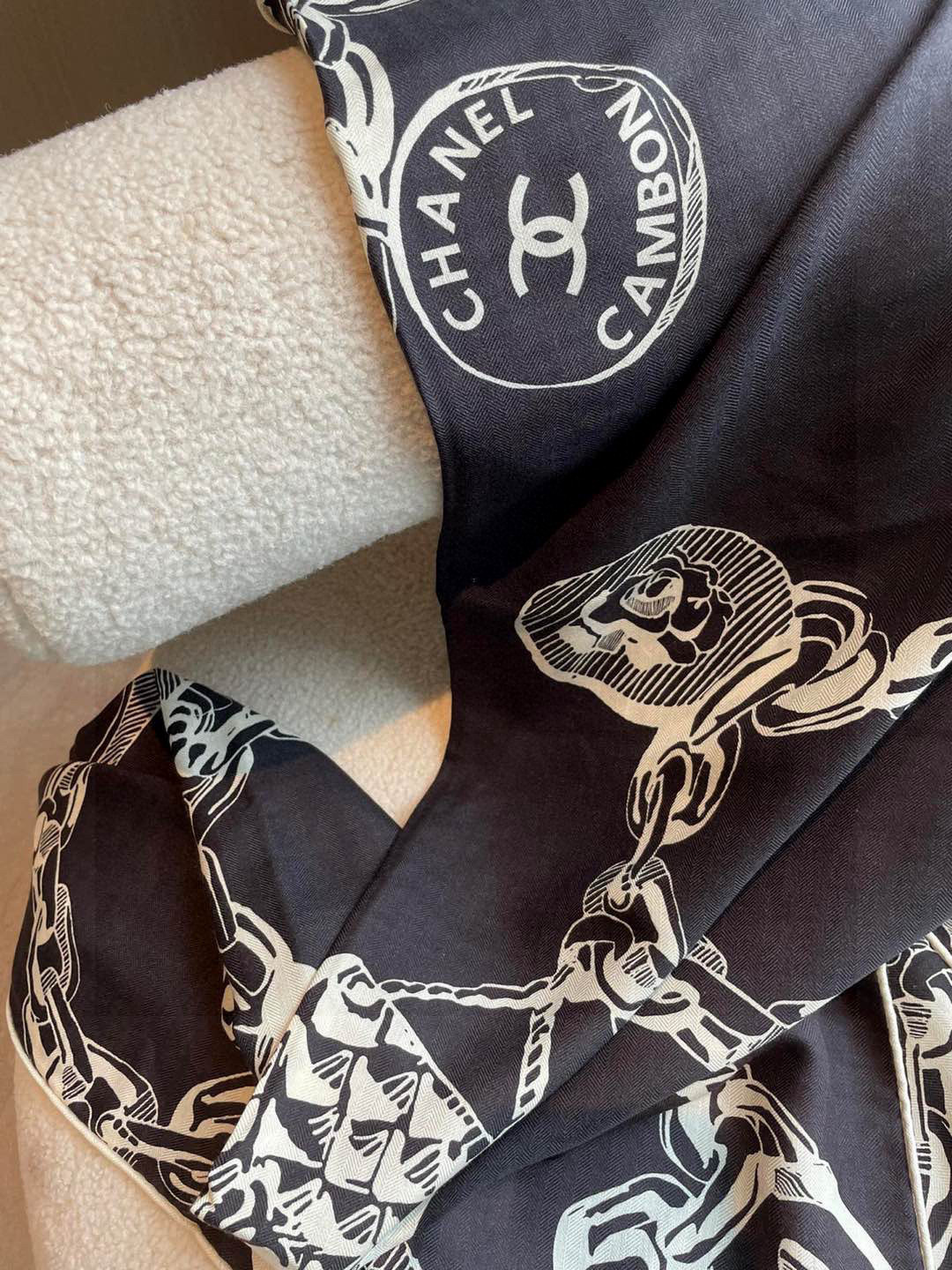  CHANEL（香奈儿）
套用汪曾祺《人间草木》里的一句话：在黑白里温柔地爱彩色，在彩色里朝圣黑白。
所