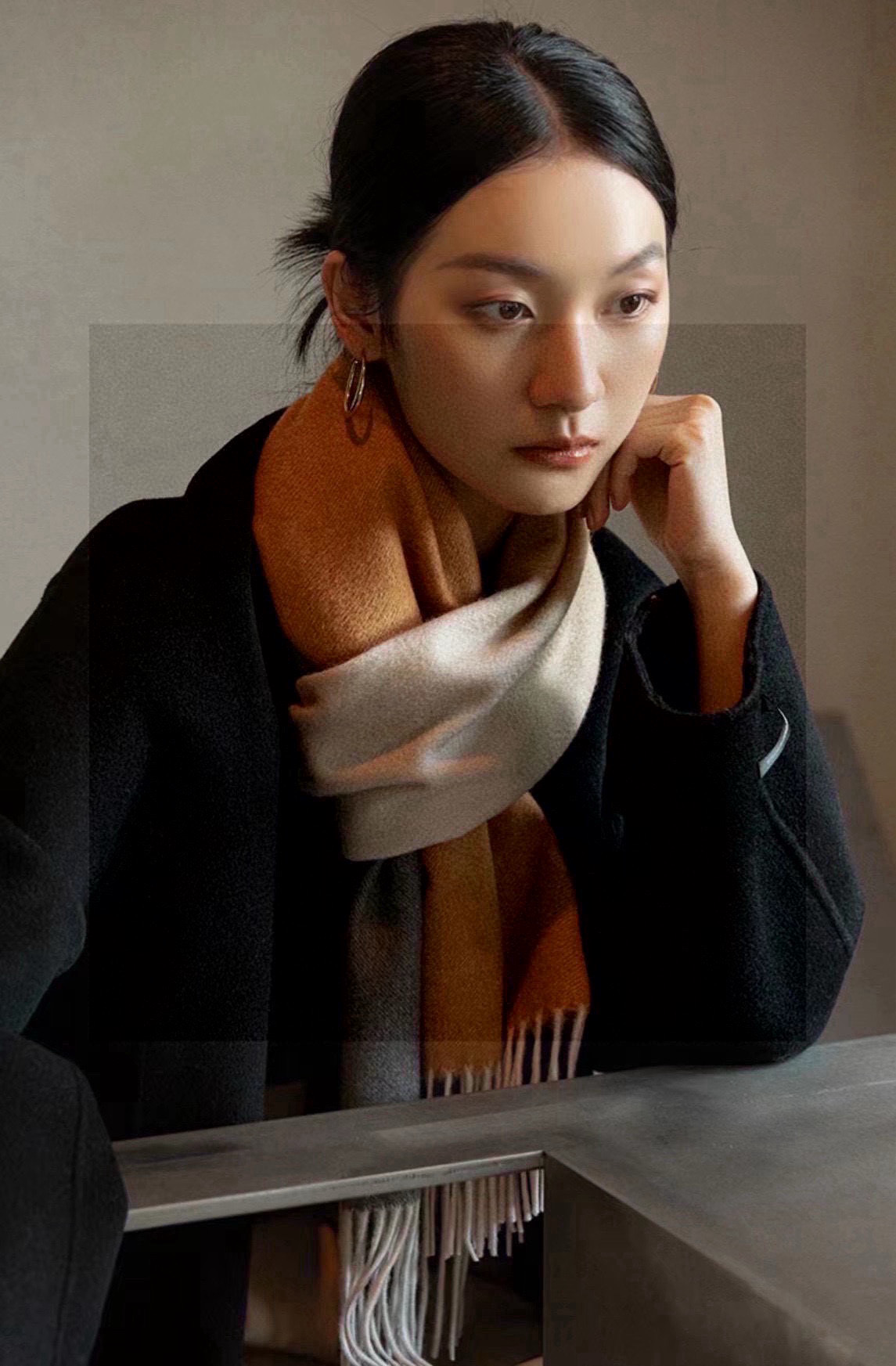  ✨✨太美了😍 爱马仕 美到要尖叫😱专柜最新款🎊英伦欧美范儿「多色渐变」又是一款即时尚又实用的大围巾&长