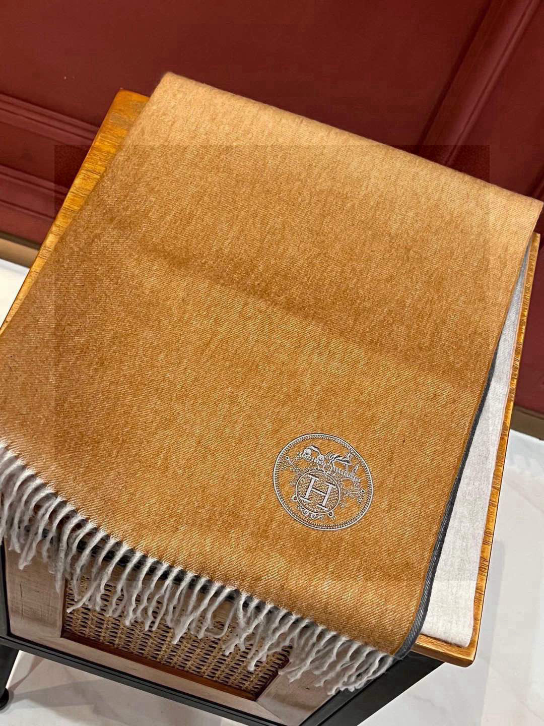  ✨✨太美了😍 爱马仕 美到要尖叫😱专柜最新款🎊英伦欧美范儿「多色渐变」又是一款即时尚又实用的大围巾&长