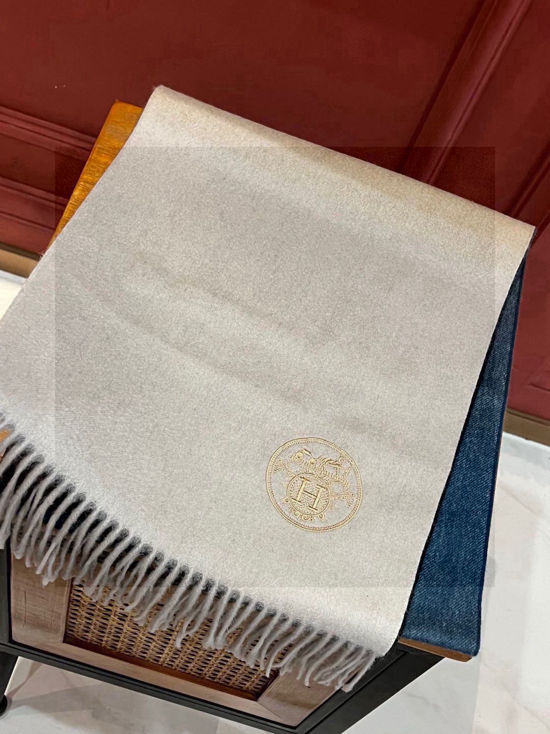  ✨✨太美了😍 爱马仕 美到要尖叫😱专柜最新款🎊英伦欧美范儿「多色渐变」又是一款即时尚又实用的大围巾&长