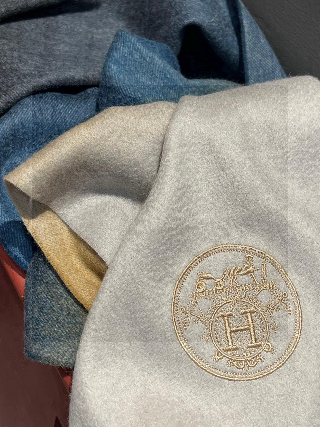  ✨✨太美了😍 爱马仕 美到要尖叫😱专柜最新款🎊英伦欧美范儿「多色渐变」又是一款即时尚又实用的大围巾&长